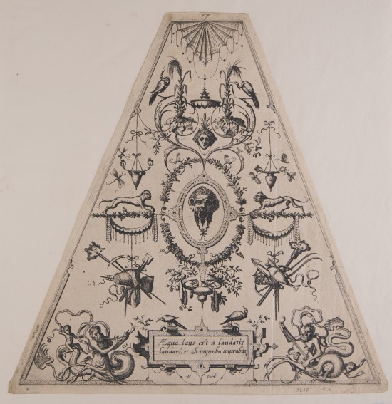 Dreieckiges Blatt mit abgeschnittener Spitze. Fabelwesen, Tiere und Masken umgeben von Festons, Girlanden, Blattwerk, Früchten und Zapfen. Unten rechteckige Kartusche mit lateinischer Aufschrift.UB03230: Groteske Wanddekoration