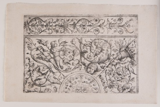 Rankenzier. Vier über ein zentrales Halbkreismotiv fächerformig angeordnete Segmente, darüber eine querverlaufende Hochfüllung mit verschlungenen pflanzlichen Schmuckvariationen.UB03540: Groteske Elemente aus der Zusammenstellung "Opera Hopferiana"