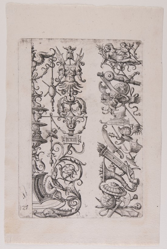 Zwei senkrechte Streifen bestehend aus unterschiedlichen schmückenden Elementen, wie Waffen, Instrumente, Blütenranken und grotesken Figuren.UB03543: Zwei aufsteigende groteske Elemente aus der Zusammenstellung „Opera Hopferiana“