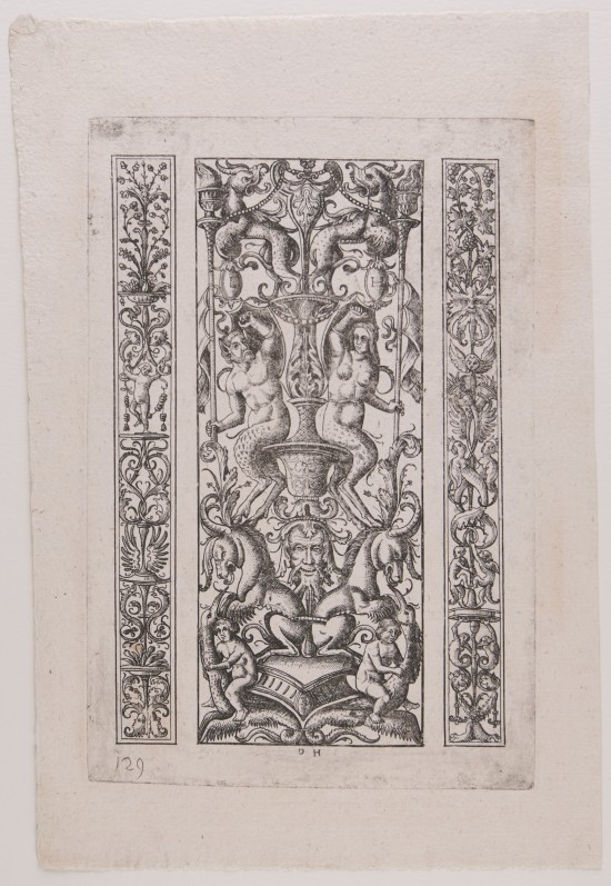 Drei senkrechte Streifen aus Zierornamenten, mittlerer Streifen ist breiter und zeigt Figuren und Tiere. Dicht gedrängte Komposition. Nicht koloriert.UB03561: Drei aufsteigende groteske Elemente aus der Zusammenstellung „Opera Hopferiana“