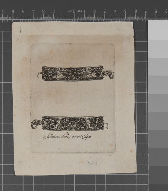 Darstellung von zwei Goldschmiedeverzierungen: Zwischen Ornamenten reiten auf dem oberen Band zwei Putten auf Tieren aufeinander zu, auf dem unteren auf Steckenpferden.UB03568: Goldschmiedeverzierungen aus der Folge "Konst Boexken dienstlich den Goudsmeden"