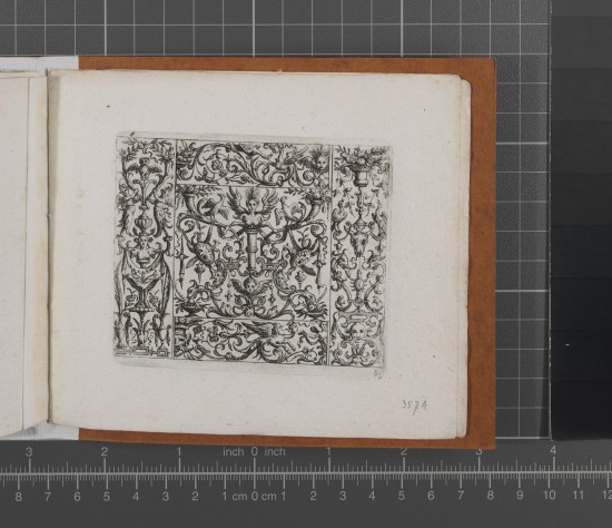 Zusammenstellung aus dicht gedrängtem, kleinteiligem Rankenornament. Querrechteckige Platte, die in fünf Rechtecke unterteilt ist: eins im Zentrum, zwei flankierende links und rechts und zwei kleinere oben und unten. Im oberen Zentrum des mittleren auf einer Halbsäule die Büste eines weiblichen, barbusigen und geflügelten Mischwesens.UB03579: Groteske mit einem geflügelten Mischwesen im oberen Zentrum, Blatt 8 einer Folge von grotesken Querfüllungen