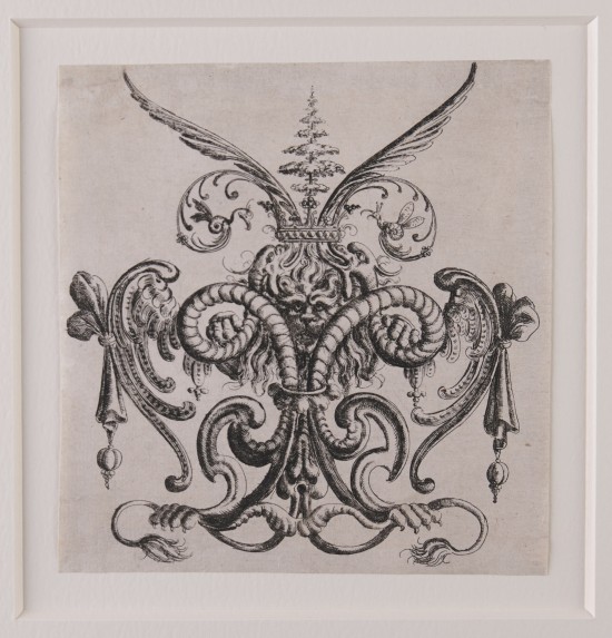 Fantasievolles Zierornament mit mittiger Löwenfratze. Pranken des Löwen liegen auf den symmetrischen Schnörkeln oder wachsen aus ihnen heraus. Über dem Tier ist ein Baum angedeutet.UB03828: Groteske mit Löwe aus der Folge „Neuw Grottessken Buch“