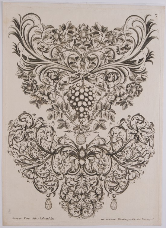 Zwei große Schmuckbroschen mit pflanzlich geschwungenen Elementen, Blüten und Blättern, die obere mit Weintrauben in der Mitte.UB04168: Entwurf aus einer Folge Laub- und Bandelwerk für Goldschmiede-Arbeiten