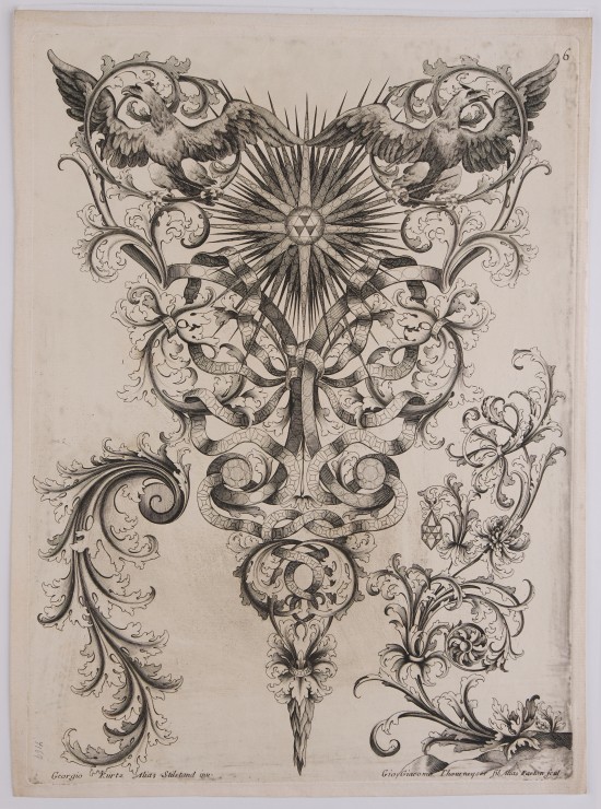 Ein wimpelförmiges Schmuckelement aus verschiedenen Pflanzenteilen. Oben jeweils ein Flügel schlagender Adler links und rechts, ein vielstrahliger Stern mit mittigen Dreiecken zentral darunter. Unten links eine eingerollte Ranke, rechts eine Blühpflanze mit einem Schmuckanhänger.UB04169: Entwurf aus einer Folge Laub- und Bandelwerk für Goldschmiede-Arbeiten