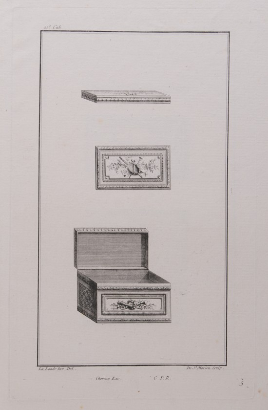 Quaderförmige Dose für Tabak mit aufgeklapptem Deckel in dreidimensionaler Darstellung. Auf der Front und auf dem Deckel Trophäen. Über der Dose Abbildung des Deckels in frontaler und seitlicher Ansicht.UB04270: Entwurf für eine Tabakdose aus der Folge „XXI. Cahier Bijouterie“