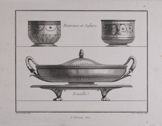 Drei Gefäße. Oben zwei kleinere ohne Deckel und Henkel mit Verzierung, unten großer flacher Topf mit Henkel und Deckel. Französische Beschriftung: „Poivriere et Saliere“ und „Ecuelle“.UB04275: Salz- und Pfeffergefäß und Napf aus der Folge „II. Cahier d'Orfeverie“