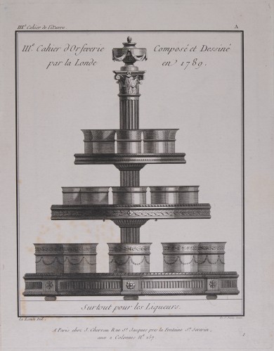 Darstellung eines Likörsets in Form einer dreistufigen Etagère mit Likörbechern.UB04276: Likörset aus der Folge „III. Cahier d'Orfeverie“