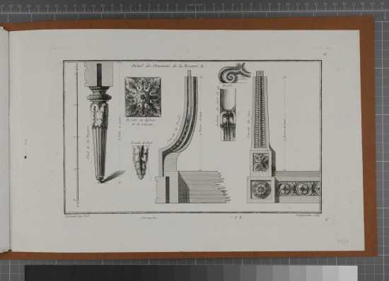 Details eines Sitzmöbels, Polstersessel mit Maßangaben. Von links nach rechts: Stuhlbein, Rosette und Blattschmuck, Profil des Beins/Trägers, ein gerolltes Zierelement im Profil und in der Vorderansicht, das Bein mit Querträger von vorne.UB04292: Détails des Ornemens de la Bergere A. (Cahiers d'Ameublemens)