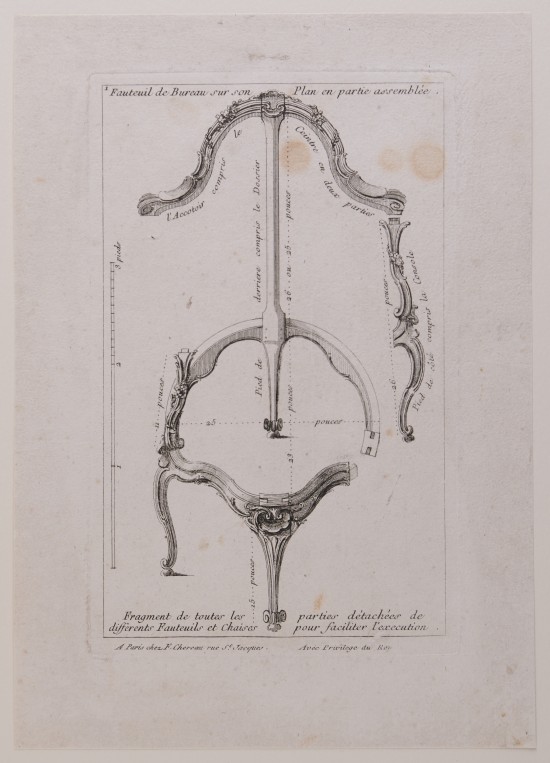 Konstruktionszeichnung für einen Stuhl. Verschiedene Stuhlteile mit geschwungenen Formen in perspektivischer Ansicht. Maße und Beschriftung in französischer Sprache neben und unter der Abbildung.UB04366: Fauteuil de bureau sur son plan en partie assemblée