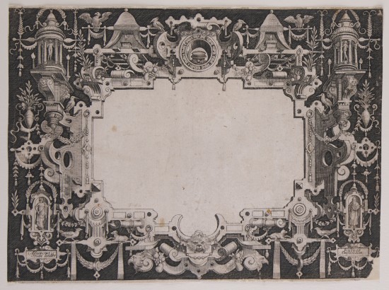 Sehr kunstvoller Rahmen mit hellen Zierelementen vor schwarzem Grund. Kleine Architekturen, Tiere, gerollte Elemente, Girlanden und Figuren zieren die dicht gedrängte Komposition der Kartusche. Mittig eine freie Fläche.UB04380: Rollwerkkartusche nach einem Stich aus dem Schreibbuch „Exercitatio Alphabetica“ von Clément Perret (1551-1591) und Hans Vredeman de Vries (1527-1609)