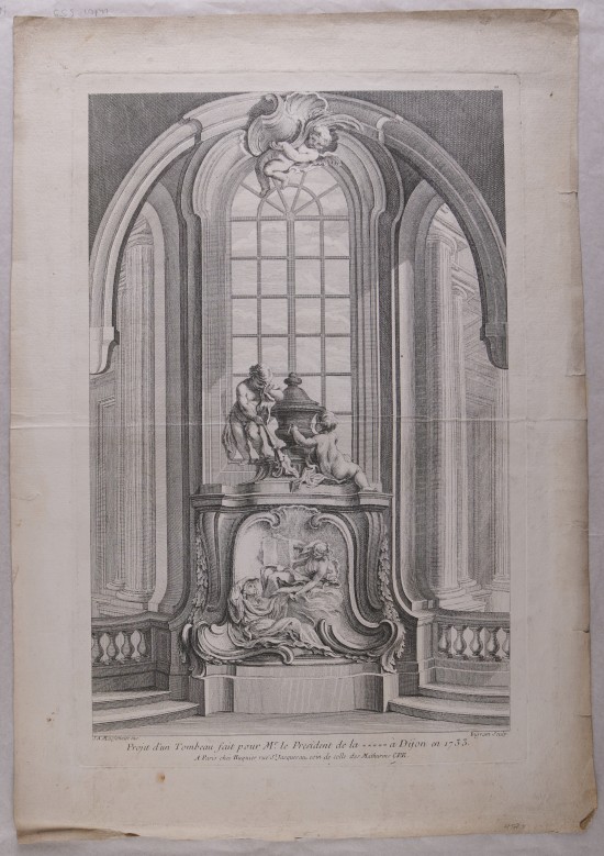Grabmal mit Figuren in einer Rundbogennische vor einem Sprossenfenster. Oben auf dem Grabmal zwei trauernde kleine Kinderfiguren neben einer Vase.UB04575: Projet d'un Tombeau fait pour le Mr. Le President de la … à Dijon en 1733