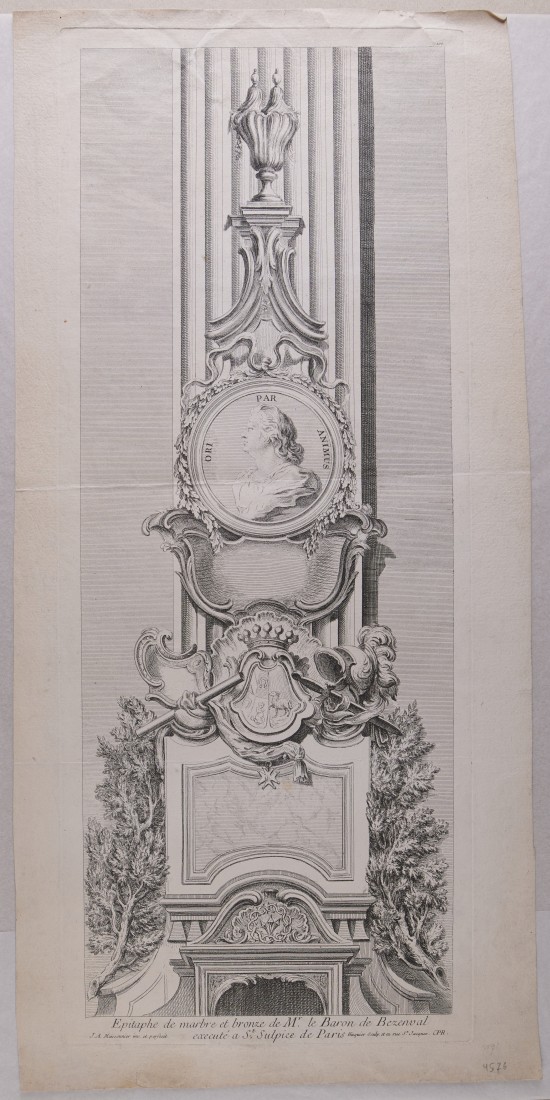 Große Gedenktafel vor einer Wand. In der oberen Hälfte mit Lorbeer umkränztes Medaillon mit männlichem Profilbildnis nach links. Umschrift „Ori par Animus“. In der unteren Hälfte bekröntes Wappen, auf dem zwei Hufeisen, ein Widder und ein Kind dargestellt sind. Links und rechts des Sockels Äste eines Nadelbaums.UB04576: Epitaphe de marbre et bronze de Mr. Le Baron de Bezenval