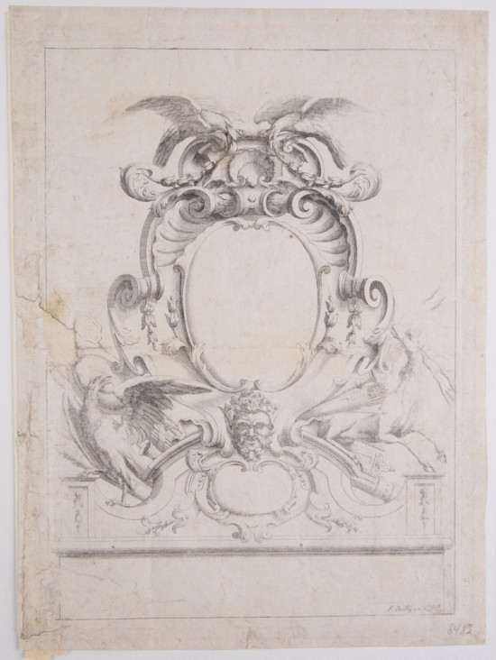 Über einer kleinen querovalen Rahmendarstellung, die von einer Maske überfangen wird, erhebt sich ein größerer Zierrahmen auf dem zwei Greifen sitzen. Links ein weiterer Vogel, Schild und Köcher, rechts ein Hirsch mit Köcher.UB06483: Kartusche mit Rollwerk aus dem „Livre nouveau de Cartouches“