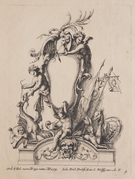 Auf einem niedrigen Sockel mit dort abgebildetem verzerrten Gesicht halten drei kleine Engelchen einen großen geschwungenen Zierrahmen umgeben von zwei Drachen, einem Helm und Schild, Lanzen und Fahnenstangen.UB06526: Kartusche nach Motiven von Jean-Bernard Toro