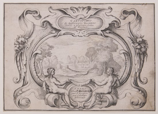 Rahmen aus breiten verschlungenen Formen, Blättern und Früchten mit zwei weiblichen Akten am unteren Bildrand sowie zwei Textfeldern. Das zentrale Bildfeld zeigt den Blick in eine baumreiche Landschaft mit Architektur.UB06648: Knorpelwerk-Rahmen aus der Folge „Cartouches de Differantes Inventions Utiles a plussieurs sortes de Personnes“(Titelblatt)