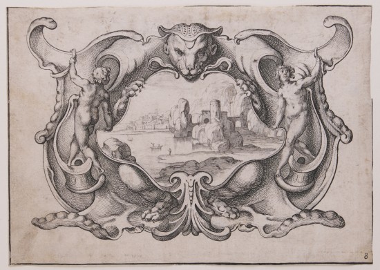 Querovaler Rahmen, der mit der Darstellung eines Tiers verschmilzt. Oben der Tierkopf, seitlich und unterhalb die Tatzen. Rechst und links am Rahmen unbekleidete Figuren. Mittig innerhalb des Rahmens der Blick in eine Landschaft mit Wasserfläche, Boot, Felsen und Architektur im Hintergrund.UB06651: Knorpelwerk-Rahmen aus der Folge „Cartouches de Differantes Inventions Utiles a plussieurs sortes de Personnes“