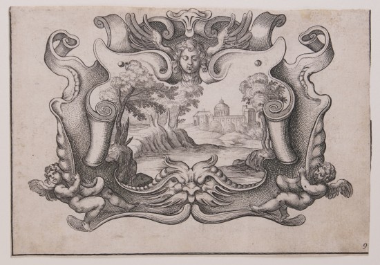 Fantasievoller Rahmen mit verschlungenen Formen, unten groteske Maske, oben Engelsgesicht mit Flügeln. Zu beiden Seiten kleine Engelchen, die sich an muschelartigen Formen festhalten. Mittig im Bild eine Landschaft mit Bäumen und Lichtung im Vordergrund sowie Architektur im Hintergrund.UB06652: Knorpelwerk-Rahmen aus der Folge „Cartouches de Differantes Inventions Utiles a plussieurs sortes de Personnes“