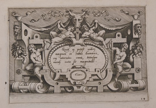 Verzierter Rahmenentwurf mit zwei liegenden Figuren unter einer Stiermaske. Jeweils ein Band führt zu den Händen zweier weiter Figuren, die links und rechts von der Rahmung sitzen. Mittig im Rahmen ein lateinischer Text.UB07256: Rollwerkkartusche mit Zitat nach Cicero, Blatt 14 von 28