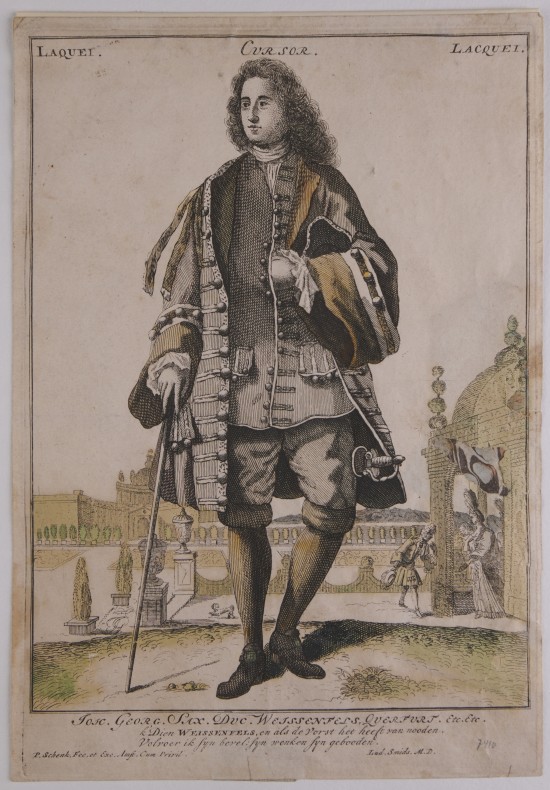 Aufrecht stehende männliche Person, locker auf einen Stock gestützt. Im Hintergrund Schlossarchitektur in blassen Farben.UB07410: Lakai aus einer Folge von Trachten am Hof Joh. Georg Sax. Duc. Weissenfeld, Querfurt