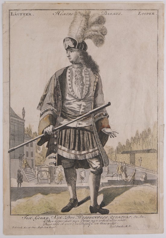 Im Vordergrund eine aufrecht stehende männliche Person mit Hut und Federbusch, einen Stab in der Hand haltend. Hinter der Figur eine Gartenlandschaft mit kleinen Figuren und einer Kutsche sowie angedeuteter Architektur.UB07411: Läuffer aus einer Folge von Trachten am Hof Joh. Georg Sax. Duc. Weissenfeld, Querfurt