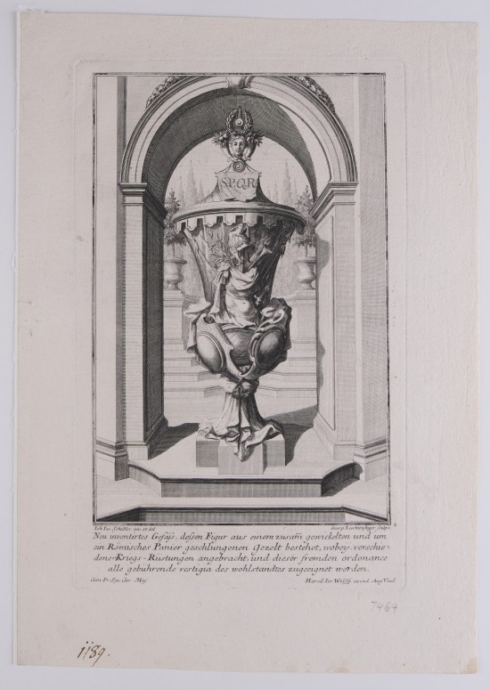 Gefäß mit Deckel auf einem Podest in einer Rundbogennische. Auf dem Deckel ein männlicher Kopf, darunter eine Fahne mit Buchstaben S.P.Q.R. Unter dem Motiv ein mehrzeiliger Text.UB07464: Entwurf für eine Vase aus der Folge "Sechs neu-inventirte Vases"