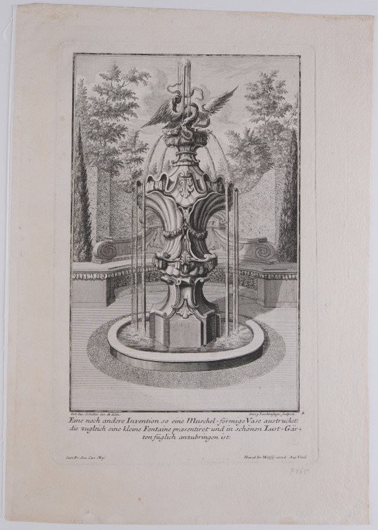 Wasserspiel in Form einer Vase in einer Gartenarchitektur. Das Gefäß wird bekrönt von einem Greifen, der mit einer Schlange kämpft. Unter dem Motiv befindet sich gedruckter Text.UB07465: Entwurf für eine Vase aus der Folge "Sechs neu-inventirte Vases"