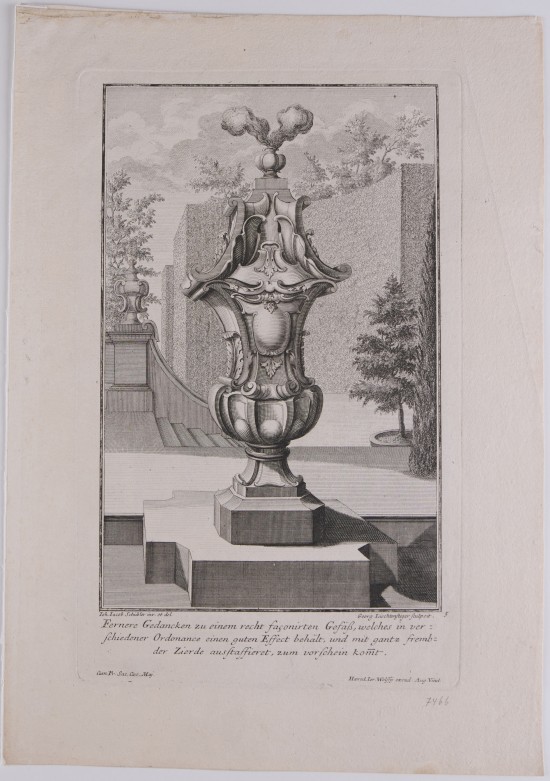 Großes verziertes Schmuckgefäß auf einem vieleckigen Podest. Im Hintergrund ein Garten mit hohen Hecken und Bäume. Unter dem Motiv befindet sich gedruckter Text.UB07466: Entwurf für eine Vase aus der Folge "Sechs neu-inventirte Vases"