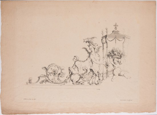 Fantasievolle Zusammenstellung verschiedener Figuren und Ranken. Rechts ein kleiner Putto mit Blumenkorb über dem Kopf unter einem Baldachin. Mittig ein Mischwesen auf dessen Gesäß ein Mensch mit Bocksfüßen hockt.UB07718: Arabeske aus der Serie „Desseins Arabesque A Plusieurs Usages“