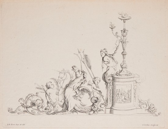 Ein Kleinkind hält zwei Pferde mit Fischschwänzen am Zügel. Auf dem Schwanz des einen Wasserpferds sitzt ein Kleinkind und hält einen Dreizack sowie einen Spiegel, in dem sich eine Meerjungfrau, die auf dem Podest eines Leuchters sitzt, betrachtet.UB07723: Arabeske aus der Serie „Desseins Arabesque A Plusieurs Usages“