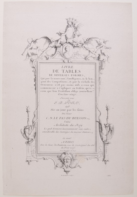 Hochkant gezeichneter, rechteckiger Rahmen, der rechts und links mit zwei Drachen, einem verzerrtem Gesicht unterhalb sowie Halbportrait und kleinen Engelchen oberhalb geschmückt ist.UB07724: Titelblatt der Folge „Livre de Tables de diverses Formes“