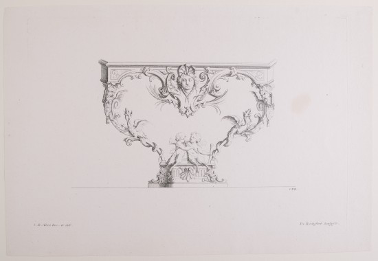 Seitenansicht eines Tisches mit herzförmig gebogenem Untergestell, das in mit Figuren und verschlungenen Zierformen geschmückt ist.UB07726: Entwurf für einen Tisch aus der Folge „Livre de Tables de diverses Formes“