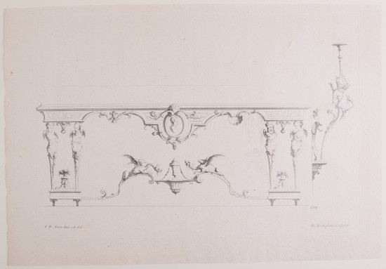 Langes Tischmöbel von der Seite aus gesehen. Mit zwei fantasievollen Beinpaaren aus männlichen und weiblichen Mischwesen und einem Verbindungsteil aus zwei Drachen. Unterhalb der Tischplatte mittig ein ovales Medaillon mit weiblichen Kopf im Profil.UB07727: Entwurf für einen Tisch aus der Folge „Livre de Tables de diverses Formes“