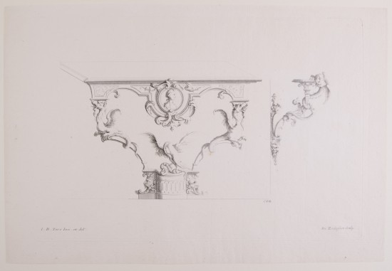 Ablagemöbel mit herzförmigem Untergestell, von der Seite aus betrachtet. Links und rechts mit Masken geschmückt. Auf dem Sockel ein Greif, der eine Schlange erlegt hat. Unterhalb der Tischplatte rundes Medaillon mit weiblichem Kopf im Profil.UB07728: Entwurf für einen Tisch aus der Folge „Livre de Tables de diverses Formes“