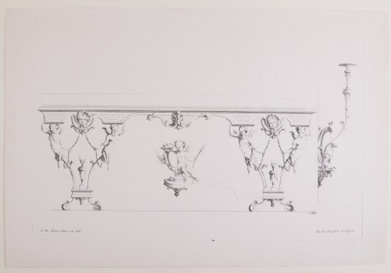 Lange Tafel mit zwei Stützen. Auf je zwei verzierten Stützen stehend, darüber je eine weibliche und eine männliche Fantasiefigur, die mit einer Hand die Tischplatte stützen und sich mit der inneren Hand an einer Girlande festhalten. Rechts des Möbels eine Wandanrichte mit Fratzengesicht, aus dem ein Leuchter emporwächst.UB07729: Entwurf für einen Tisch aus der Folge „Livre de Table“