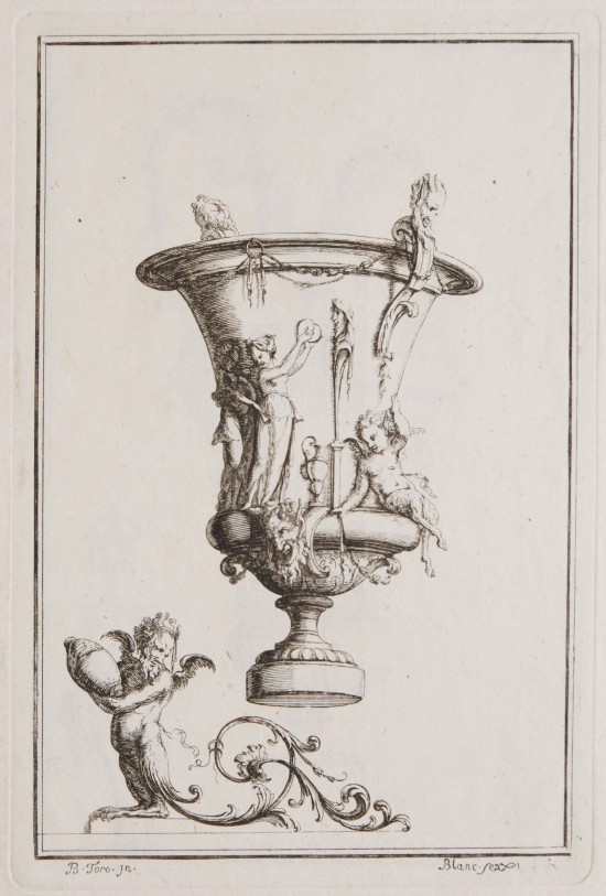 Seitliche Ansicht auf ein Gefäß, das mit verschiedenen Figuren verziert ist. Unten links ein männliches Mischwesen, das eine Amphore in den Armen hält.UB07744: Vase aus der Folge „Vases Nouveaus“