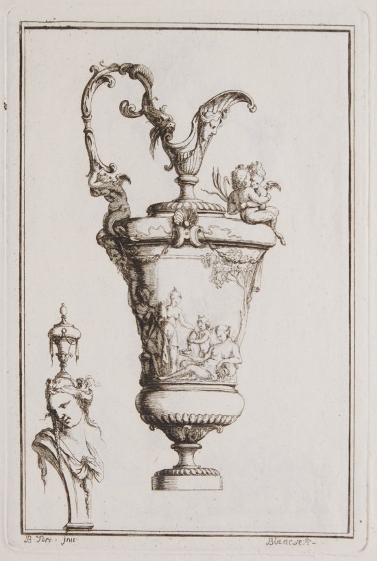 Filigranes Ziergefäß mit zahlreichen Figuren und schmalem Fuß. Unten links eine weibliche Büste, die nach links blickt und ein Gefäß auf dem Kopf trägt.UB07745: Vase aus der Folge „Vases Nouveaus“