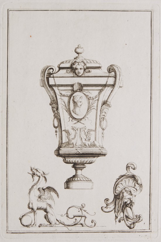 Zentral ein Ziergefäß mit Figurenschmuck. Unten links ein kleiner Drache, der seine Tatze auf eine Kugel gelegt hat. Rechts eine männliche Fratze.UB07747: Vase aus der Folge „Vases Nouveaus“