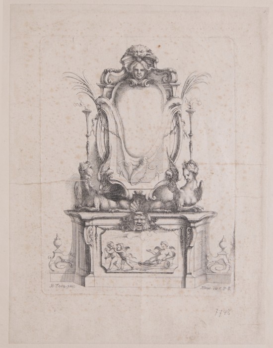 Reich verziertes Möbelstück mit fantasievoller Gestaltung. Ablagetisch mit Szene kleiner Engelchen, darauf zwei sitzende Fabelwesen und darüber ein geschmückter Rahmen.UB07748: Entwurf für eine Konsole mit Kartusche
