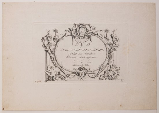 Ovaler Rahmenentwurf, der von kleinen Engelchen, Drachen, Fratzen und Masken geschmückt wird. Im Rahmen befindet sich ein kurzer Text.UB07749: Titelblatt (Widmungsblatt) einer Folge von Masken und Grotesken