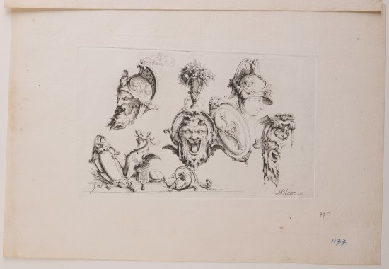 Verschiedene verzerrte Gesichter in unterschiedlicher Ausrichtung. Köpfe geziert durch unterschiedliche Bedeckungen, wie Helme oder Blumenvasen. Unten links ein Fabeltier mit Flügeln.UB07751: Masken, Drache und Kartusche aus einer Folge von Masken und Grotesken