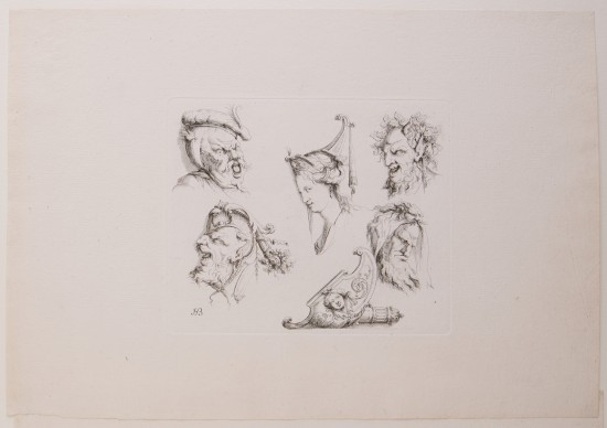 Fünf Gesichtsstudien, teilweise mit verzogenen Grimassen, mittig ein Frauenkopf mit spitzem Kopfschmuck.UB07753: Masken und Grotesken