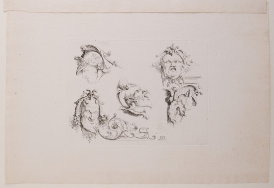 Vier Gesichtsdarstellungen in unterschiedlichen Posen. Verzerrte Grimassen mit fantasievollen Kopfbedeckungen.UB07754: Masken und Grotesken