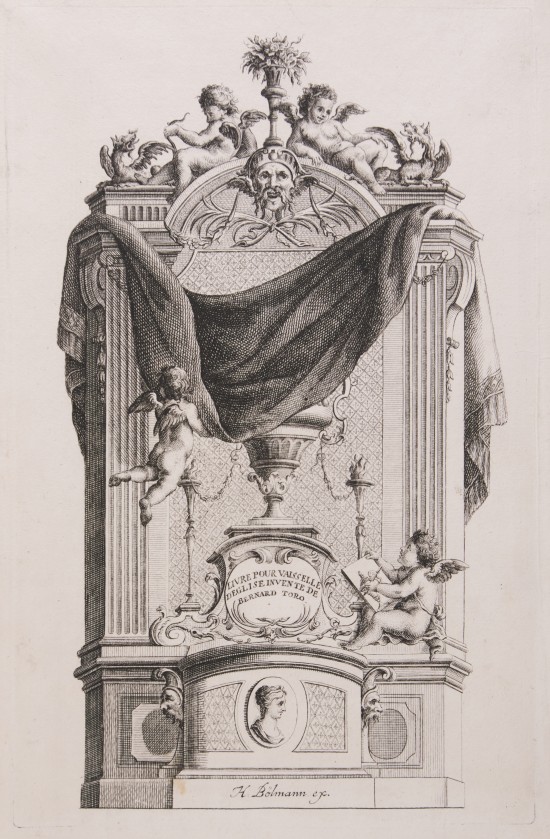 Architektonischer Aufbau mit mittlerem Podest auf dem eine Vase steht. Ein kleines Engelchen zieht an einem Vorhang, der das Gefäß halb verdeckt. Oben ein verzierter halbrunder Giebel.UB07755: Titelblatt der Folge „Livre pour Vaisselle d'Eglise“