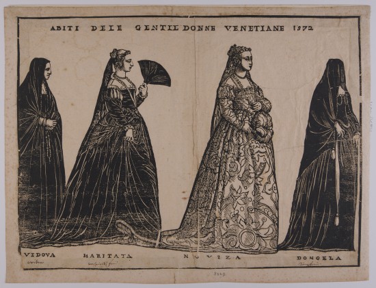 Vier Frauen im Profil nach rechts mit aufwändigen Kleidern. Eine das Haar, eine andere das Gesicht verschleiert, eine Frau mit Fächer.UB08327: Venezianische Damenmode „Abiti delle gentil Donne venetiane 1572“