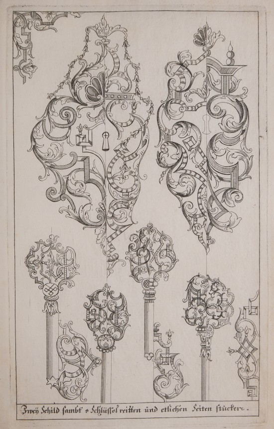 Zwei Türschilde und vier Schlüssel, die mit pflanzlichen und gerollten Formen verziert sind.UB08488: Zwei Schilde und vier Schlüssel aus der Folge: Neues Bändelwerck-Büchlein vor Schlosser auffgezeichnet. Erster Theil