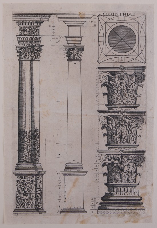 Links zwei hintereinander angeordnete Säulen; mittig ein Schnitt durch eine Säule mit Maßangaben; rechts der Grundriss sowie drei Varianten für den Abschluss der Säule.UB08945: „Corinthia“, Blatt 15 der Folge „Architectura. Von den funf Seulen sambt iren Ornamenten und Zierden“