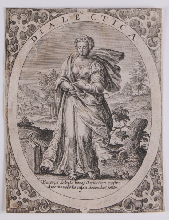 Weibliche Person mit Gewand und zwei langen Zöpfen vor Landschaft. Um ihren linken Arm windet sich eine Schlange, sie weist mit dem linken Zeigefinger auf ihren rechten Daumen. Im Vordergrund am Boden zwei Bücher und ein Frosch.UB09958: Die Dialectica aus der Folge „Die sieben freien Künste“