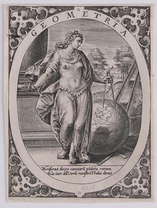 Frauengestalt mit antikem Gewand und entblößten Brüsten in angedeuteter Tempelarchitektur. Rechts von ihr liegt auf dem Boden eine große Weltkugel auf der sie mit einem großen Zirkel Maß nimmt. Hinter dem Globus ein weiteres Messinstrument.UB09959: Die Geometria aus der Folge „Die sieben freien Künste“