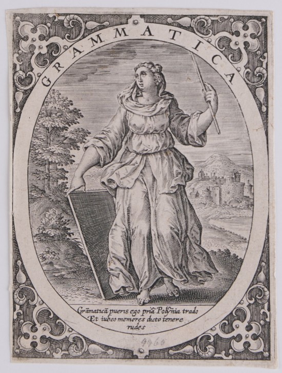 Weibliche Person in weitem Kleid. Mit ihrer Linken hält sie einen Zeigestock hoch, die Rechte ruht auf einer Tafel. Im Hintergrund links ein Dorf, rechts ein Laubbaum.UB09960: Die Grammatica aus der Folge „Die sieben freien Künste“